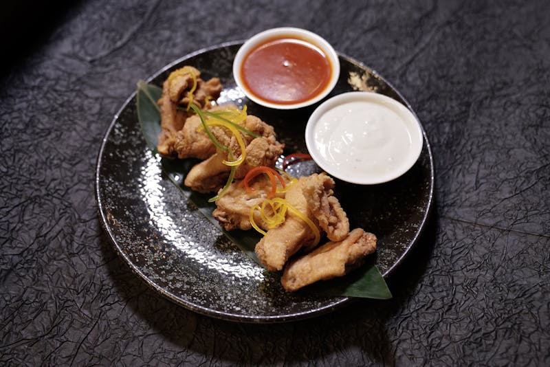 Crispy chicken wings with ranch dipping sauce